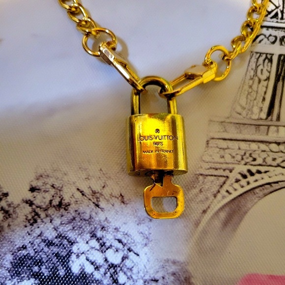 LOUIS VUITTON #320 Lock & Key w/Unbranded Chain, EUC - Picture 8 of 10